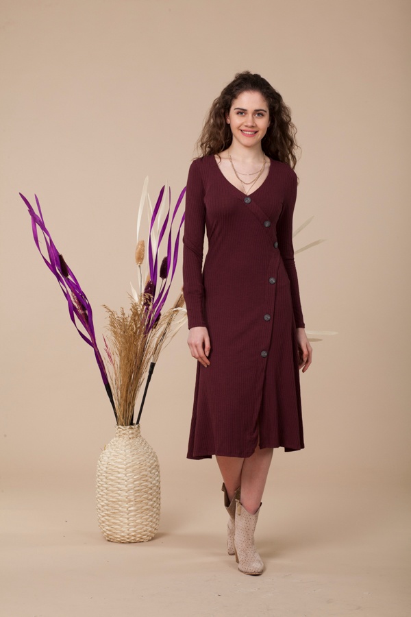 Mürdüm Rengi Kruvaze Yaka Önü Düğmeli Belden Kemerli Uzun Elbise1